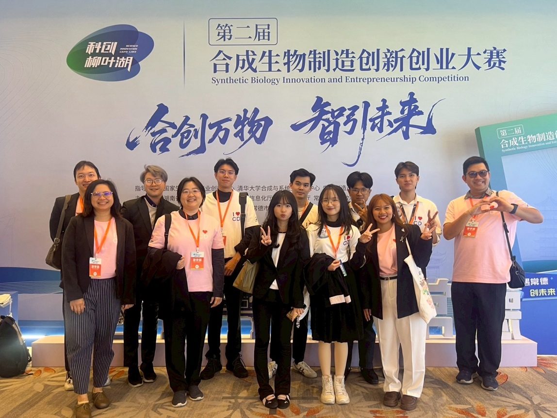 Full delegation group photo